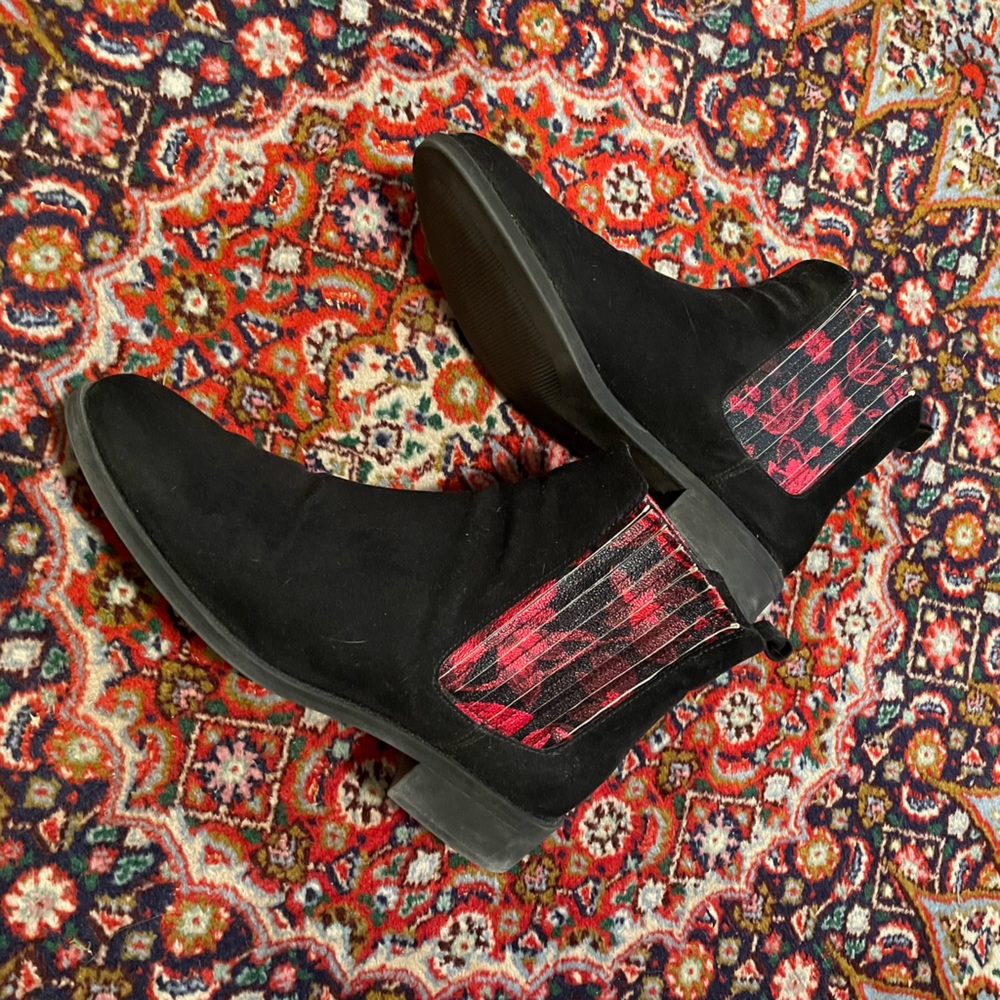 George floral Chelsea boots in red and black